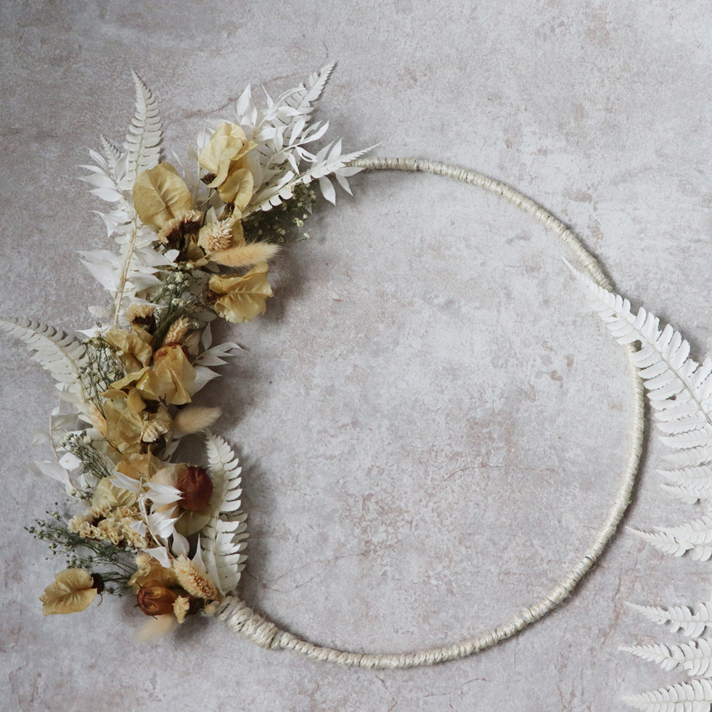 Runder Trockenblumenkranz, die Blumen sind nur auf einer Seite angeordnet