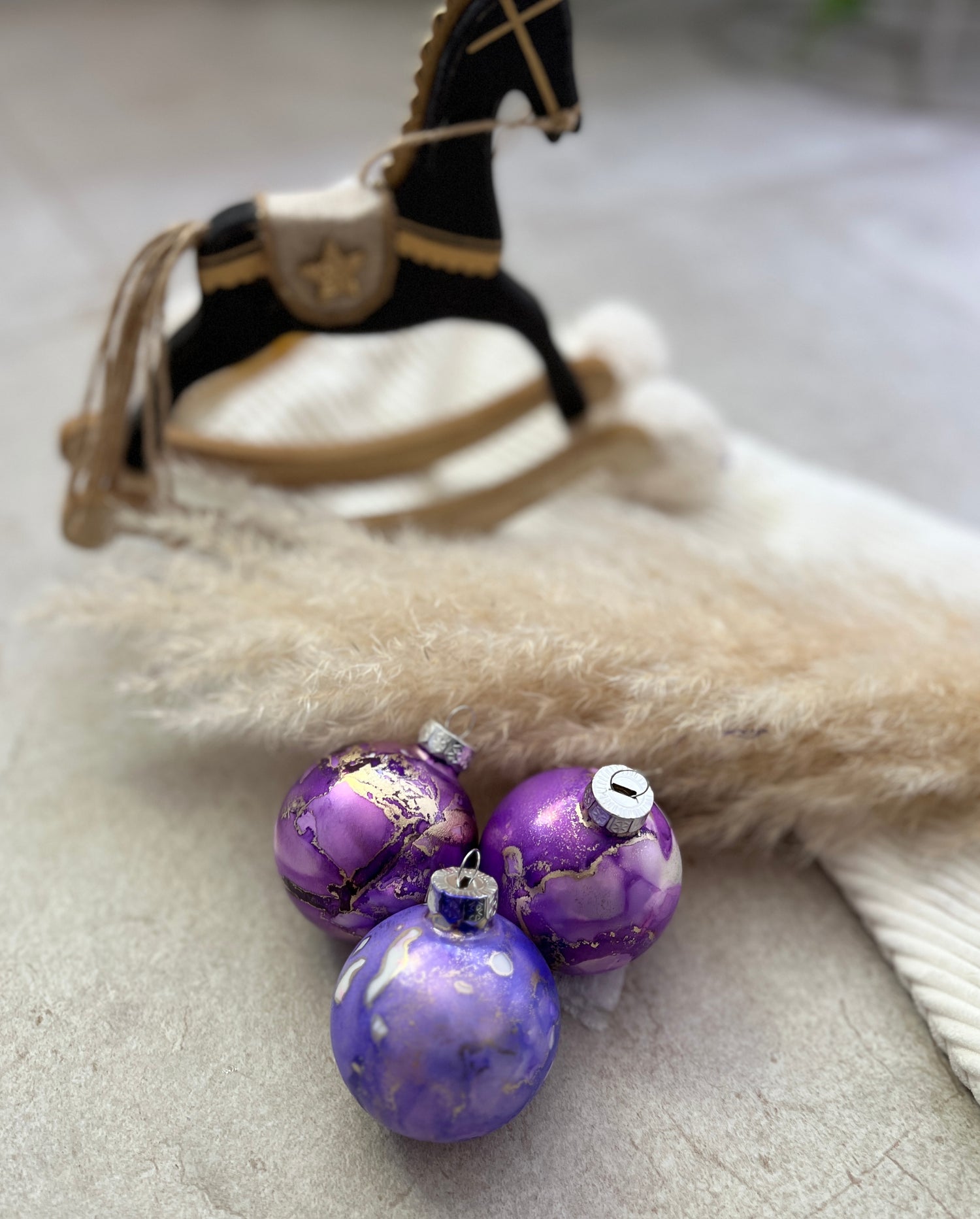 DIY Weihnachtskugel mit Alcohol Ink